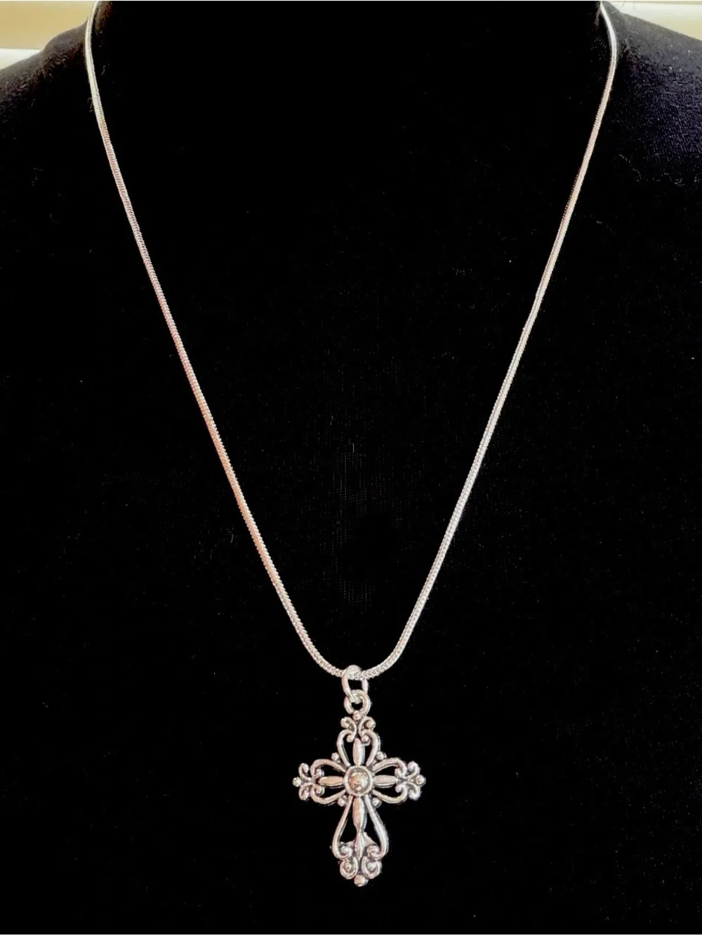 925 sterling silver men’/women’s necklace w cross pendant.22”(55cm)